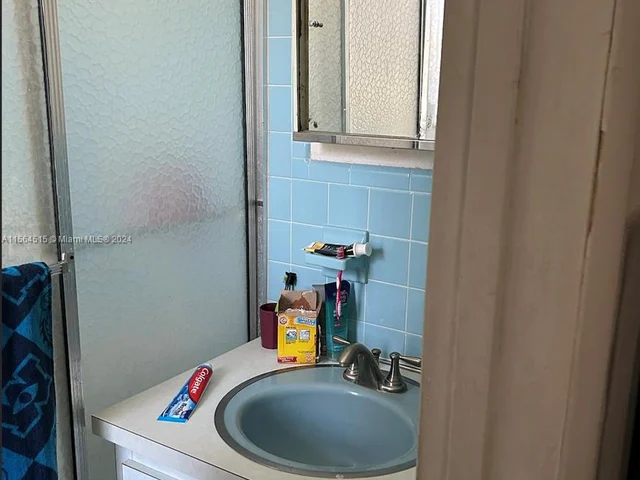 4150 NW 32nd Ter, Lauderdale Lakes FL 33309