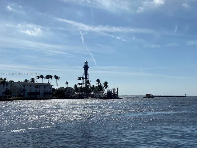 2050 NE 39th St # S101, Lighthouse Point FL 33064