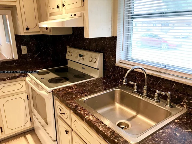 2050 NE 39th St # S101, Lighthouse Point FL 33064