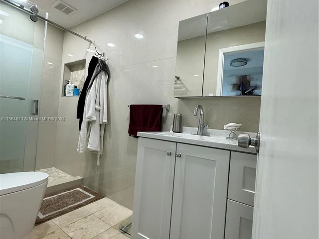 17324 NW 63rd Ave, Hialeah FL 33015