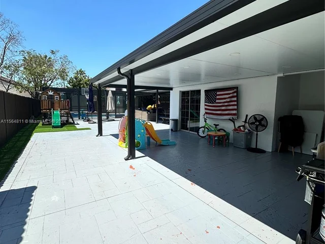 17324 NW 63rd Ave, Hialeah FL 33015