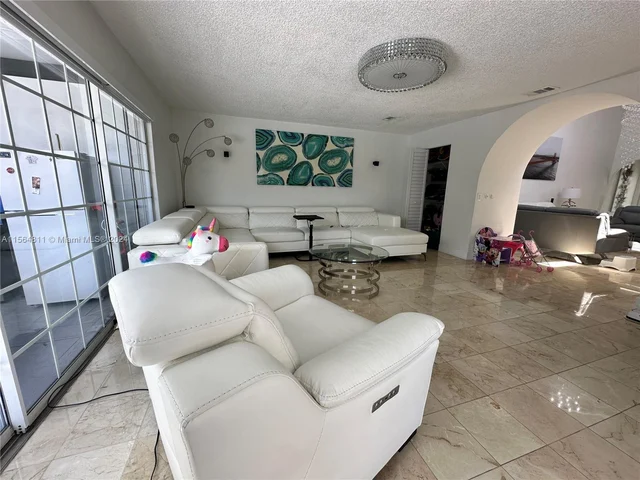 17324 NW 63rd Ave, Hialeah FL 33015