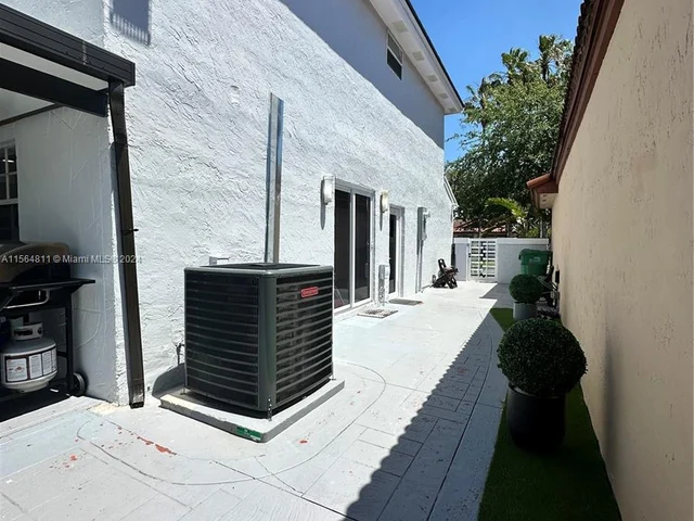 17324 NW 63rd Ave, Hialeah FL 33015