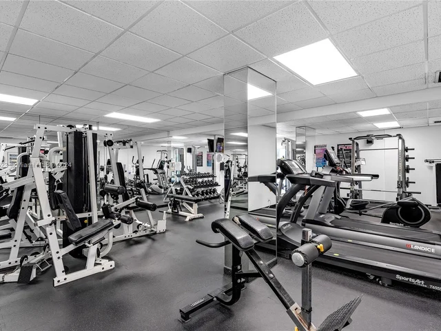 2715 N Ocean Blvd # 2E, Fort Lauderdale FL 33308