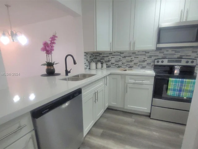 9470 Poinciana Pl # 109, Davie FL 33324