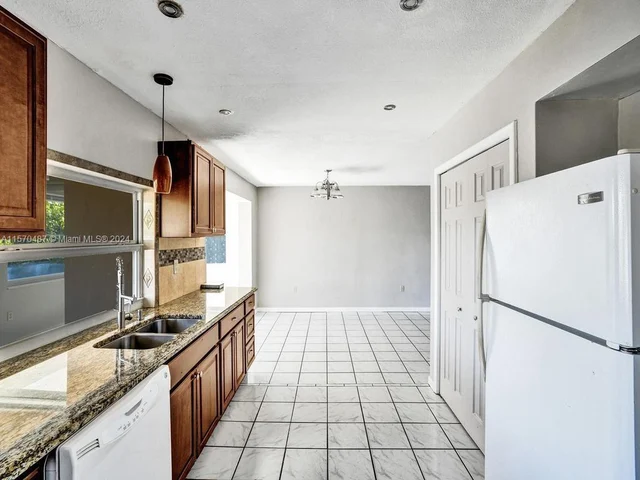 8550 NW 27th Pl, Sunrise FL 33322