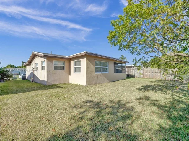 8550 NW 27th Pl, Sunrise FL 33322