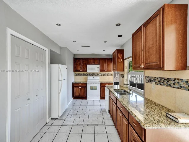 8550 NW 27th Pl, Sunrise FL 33322