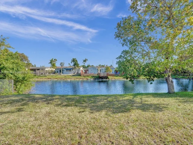 8550 NW 27th Pl, Sunrise FL 33322