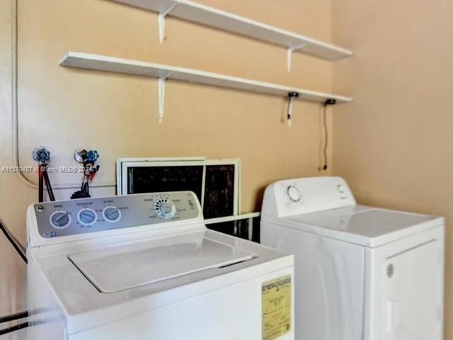 8550 NW 27th Pl, Sunrise FL 33322