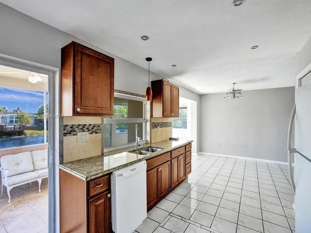 8550 NW 27th Pl, Sunrise FL 33322