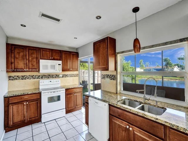 8550 NW 27th Pl, Sunrise FL 33322