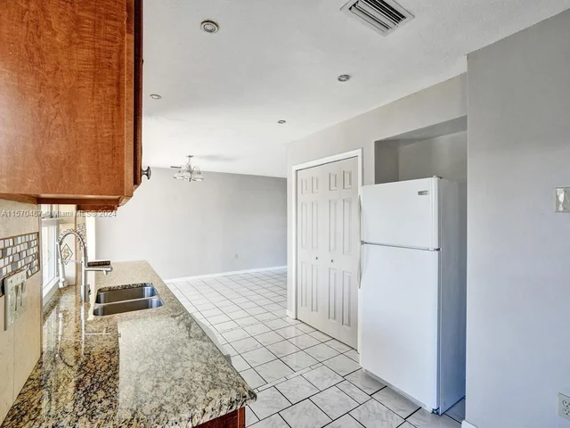 8550 NW 27th Pl, Sunrise FL 33322