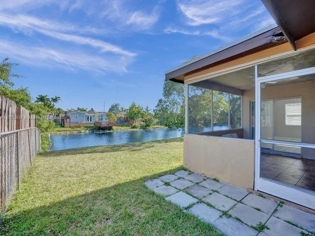 8550 NW 27th Pl, Sunrise FL 33322