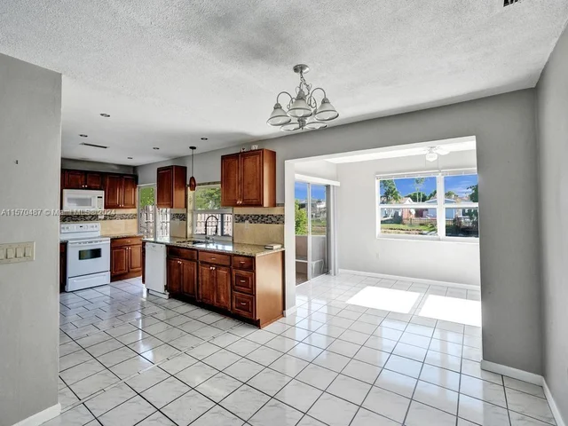 8550 NW 27th Pl, Sunrise FL 33322