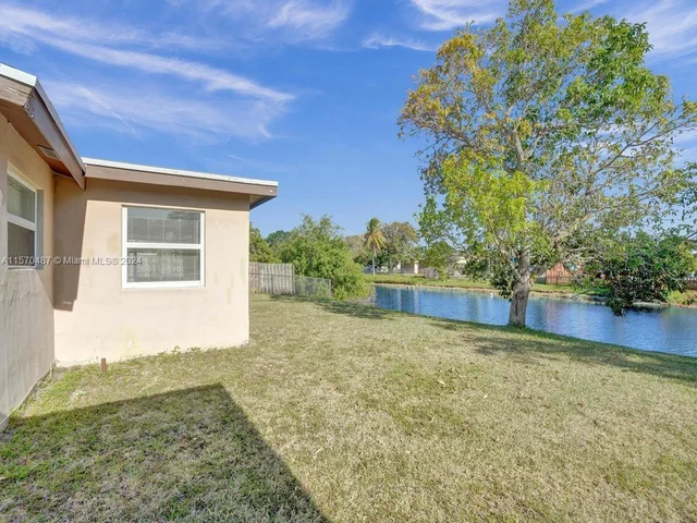 8550 NW 27th Pl, Sunrise FL 33322