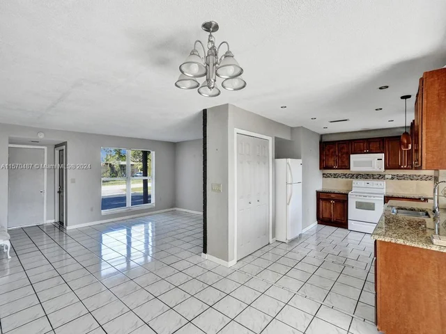 8550 NW 27th Pl, Sunrise FL 33322