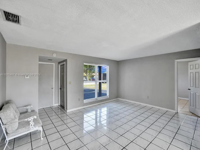 8550 NW 27th Pl, Sunrise FL 33322