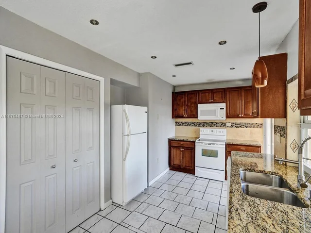 8550 NW 27th Pl, Sunrise FL 33322