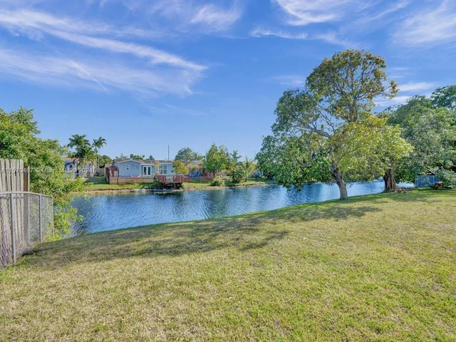 8550 NW 27th Pl, Sunrise FL 33322