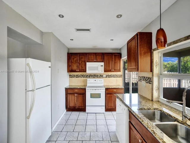 8550 NW 27th Pl, Sunrise FL 33322