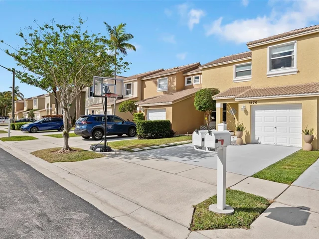 1270 NW 154th Ln, Pembroke Pines FL 33028