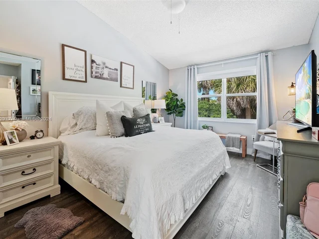 1270 NW 154th Ln, Pembroke Pines FL 33028