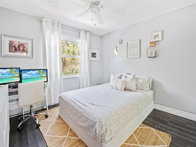 1270 NW 154th Ln, Pembroke Pines FL 33028