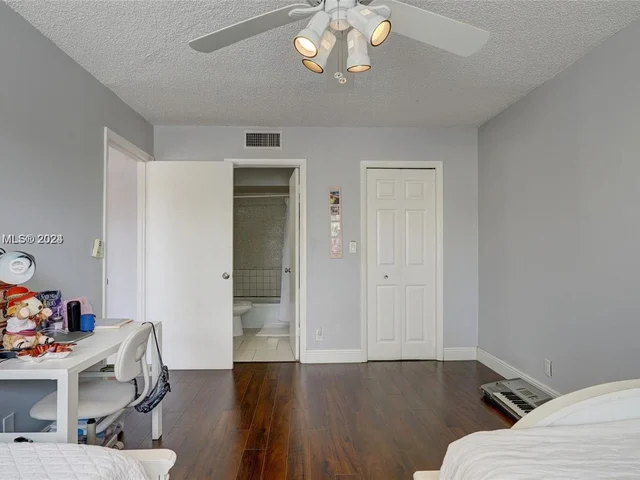 220 Lakeview Dr # 306, Weston FL 33326