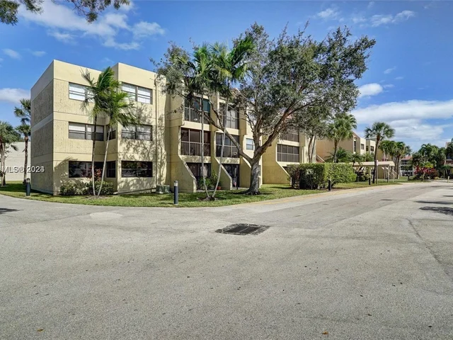 220 Lakeview Dr # 306, Weston FL 33326