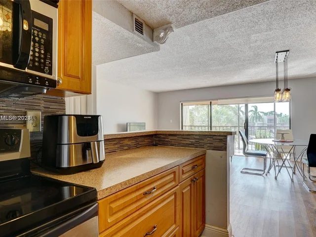 220 Lakeview Dr # 306, Weston FL 33326