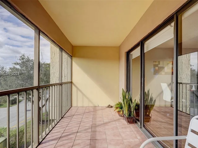 220 Lakeview Dr # 306, Weston FL 33326