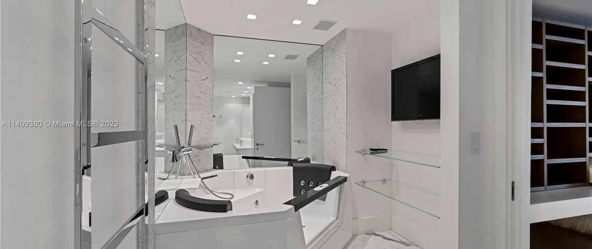 10155 Collins Ave Bal