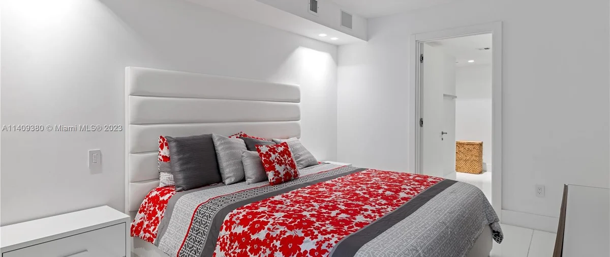 10155 Collins Ave Bal