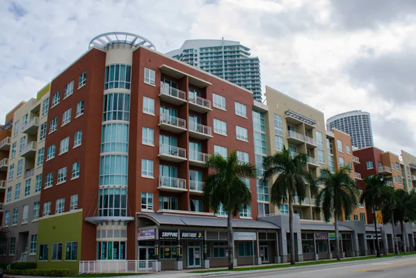 2000 - 2001 N Bayshore Drive