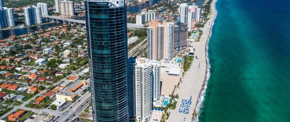 18555 Collins Ave