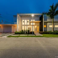 Casa a la venta en 8253 NW 33rd Ter, Doral FL 33122