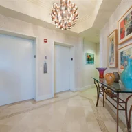 Apartamento a la venta en 13621 DEERING BAY DR # 501, Coral Gables FL 33158