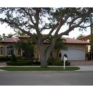 Casa a la venta en 8605 NW 168th Ter, Miami Lakes FL 33016