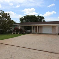 Casa a la venta en 8690 Grand Canal Dr, Miami FL 33144