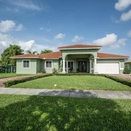 Casa a la venta en 150 NW 122nd Ave, Miami FL 33182