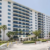 Apartamento a la venta en 7501 E Treasure Dr # 5T, North Bay Village FL 33141