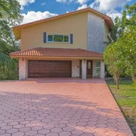 Casa a la venta en 1330 N Royal Poinciana Blvd, Miami Springs FL 33166