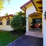 Casa a la venta en 561 Mokena Dr, Miami Springs FL 33166