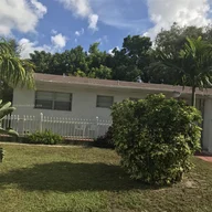 Casa a la venta en 230 NE 165th St, Miami FL 33162