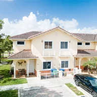 Casa a la venta en 17902 NW 74th Ct, Hialeah FL 33015