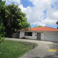 Casa a la venta en 73 S Royal Poinciana Blvd, Miami Springs FL 33166