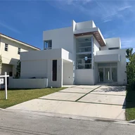 Casa a la venta en 9181 Carlyle Ave, Surfside FL 33154