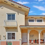 Casa a la venta en 7481 NW 180th St, Hialeah FL 33015