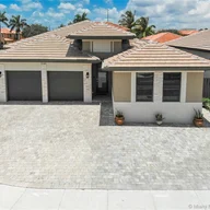 Casa a la venta en 15165 SW 28th St, Miami FL 33185